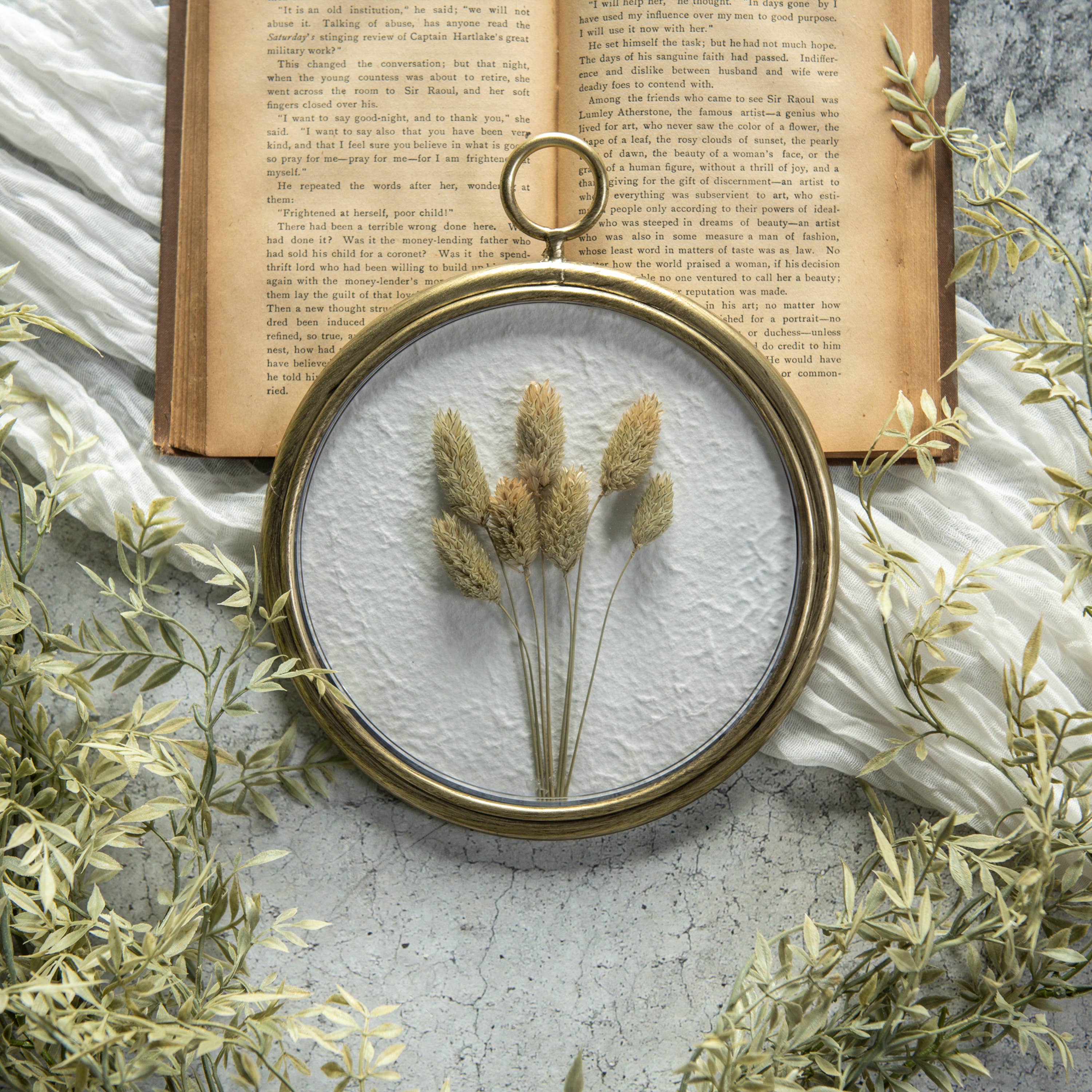 DRIED FLORAL IN ROUND GOLD FRAME