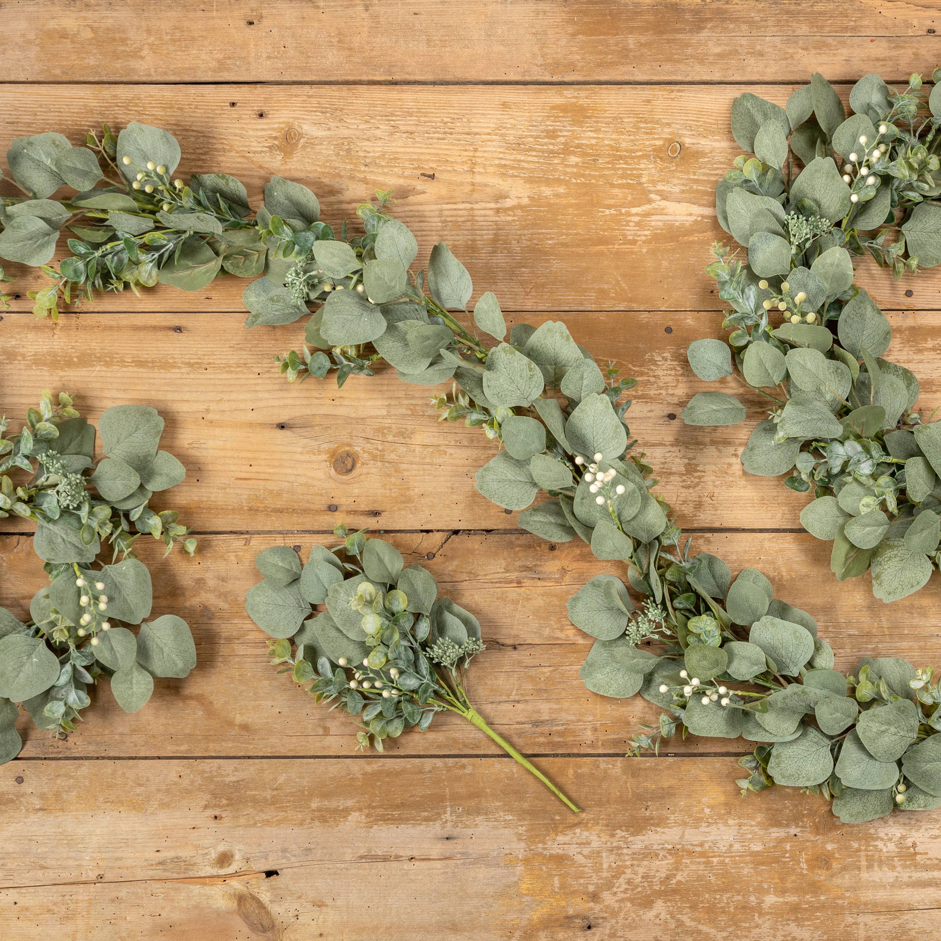 14" EUCALYPTUS & BERRY MINI WREATH