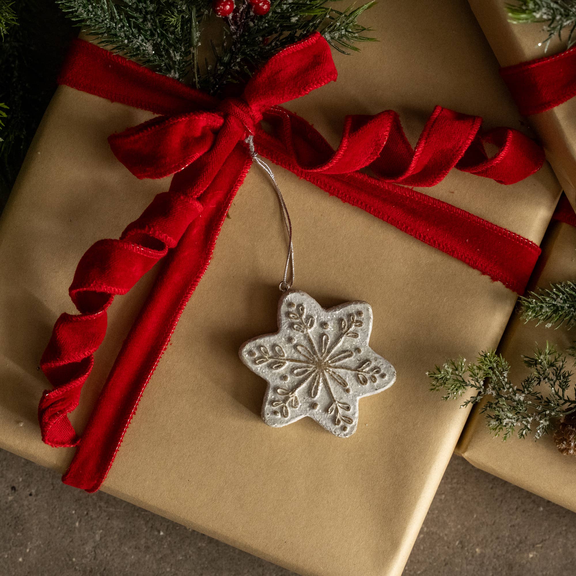 WHITE GINGERBREAD SNOWFLAKE ORNAMENT