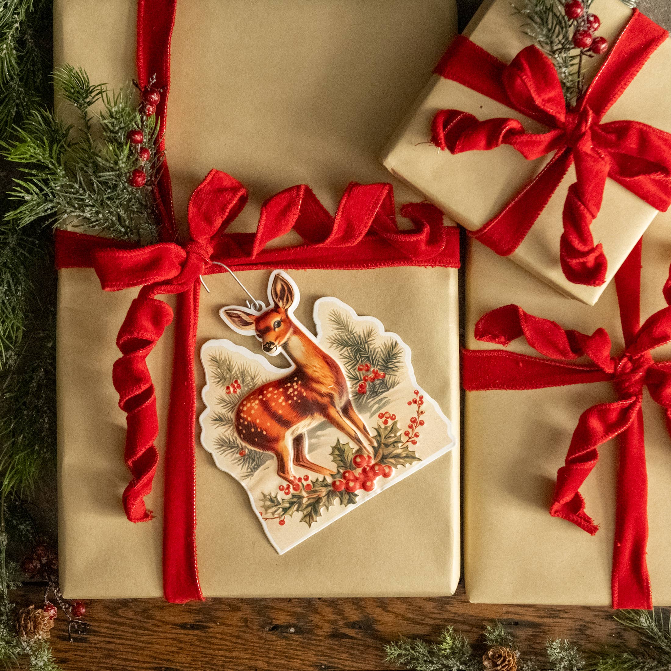 FAWN W/ HOLLY ORNAMENT