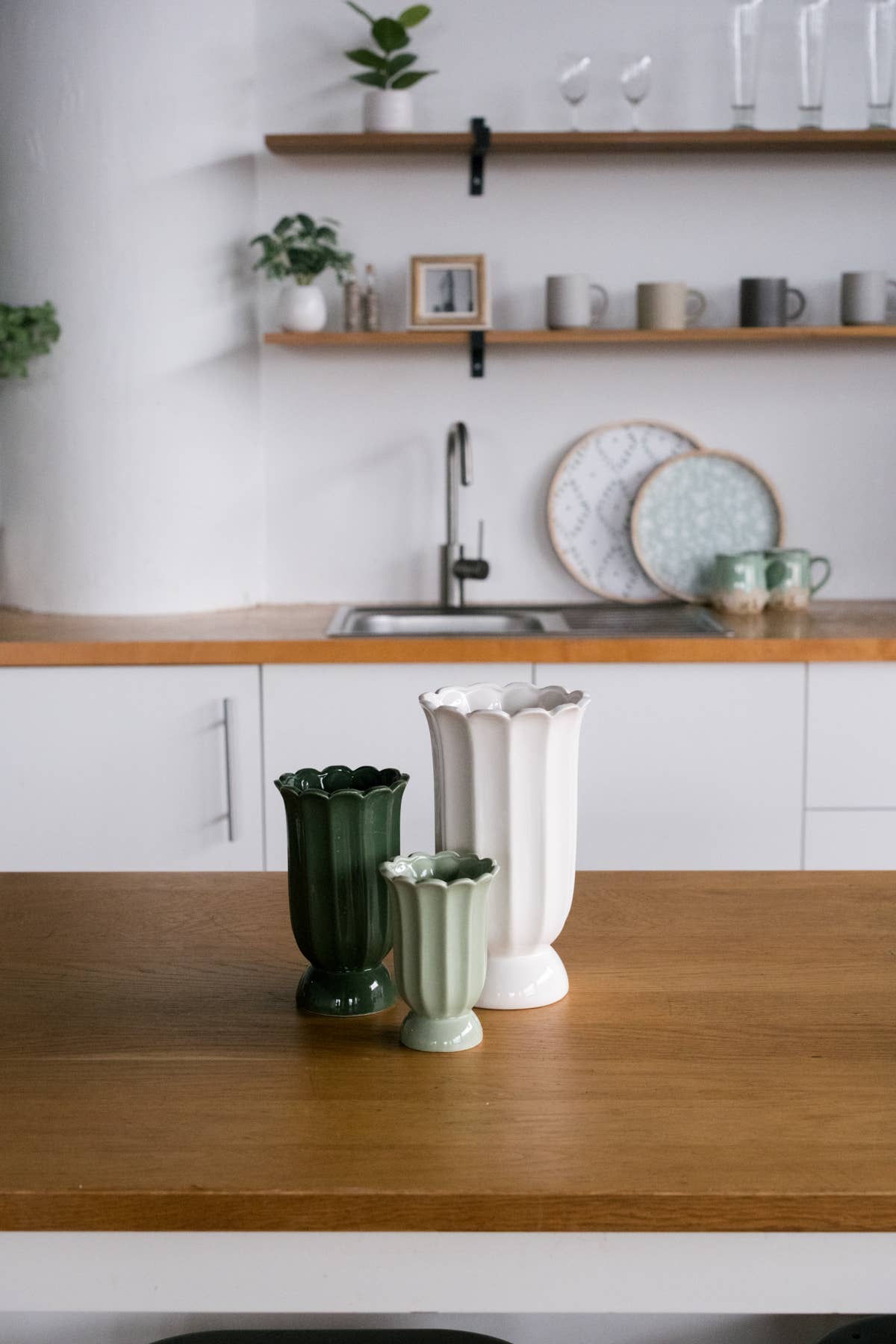 Cottage Bloom Medium, Dark Green Scalloped Vase