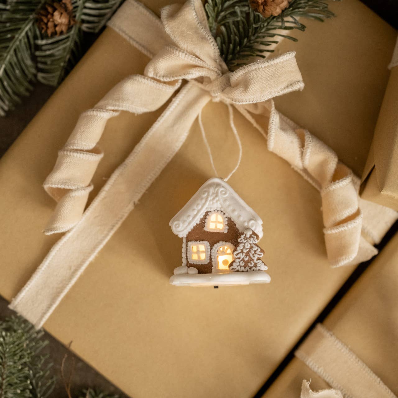 LIGHT UP GINGERBREAD HOUSE ORNAMENT W/ TREE