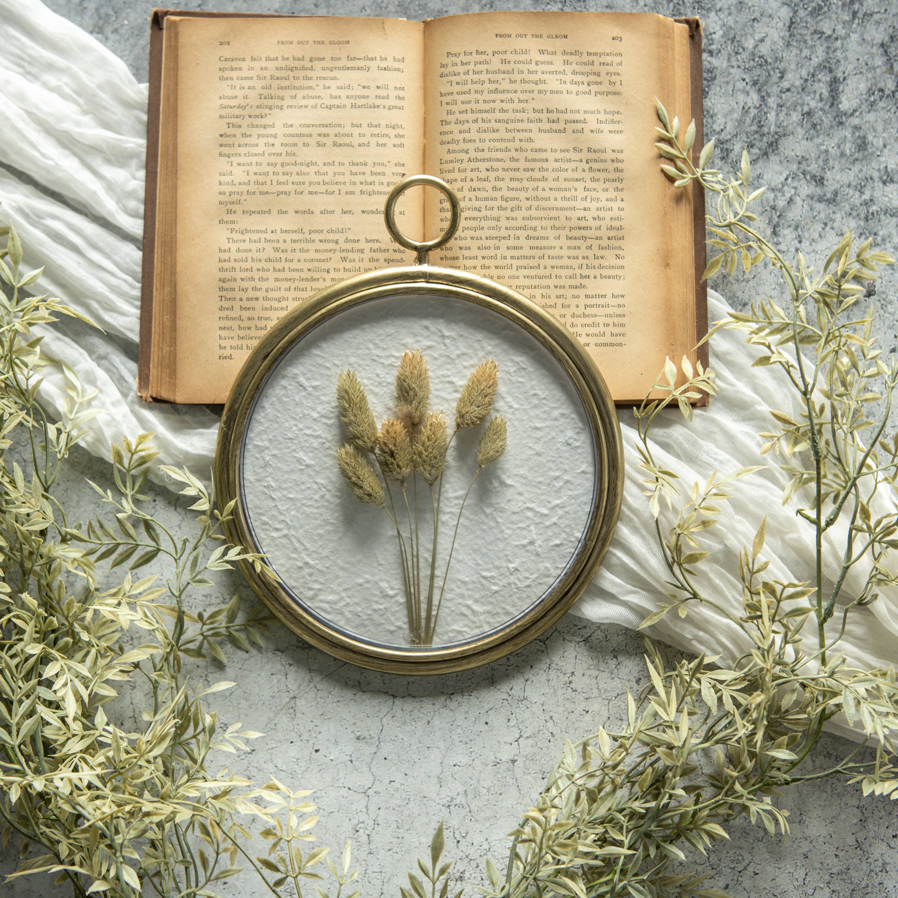 DRIED FLORAL IN ROUND GOLD FRAME