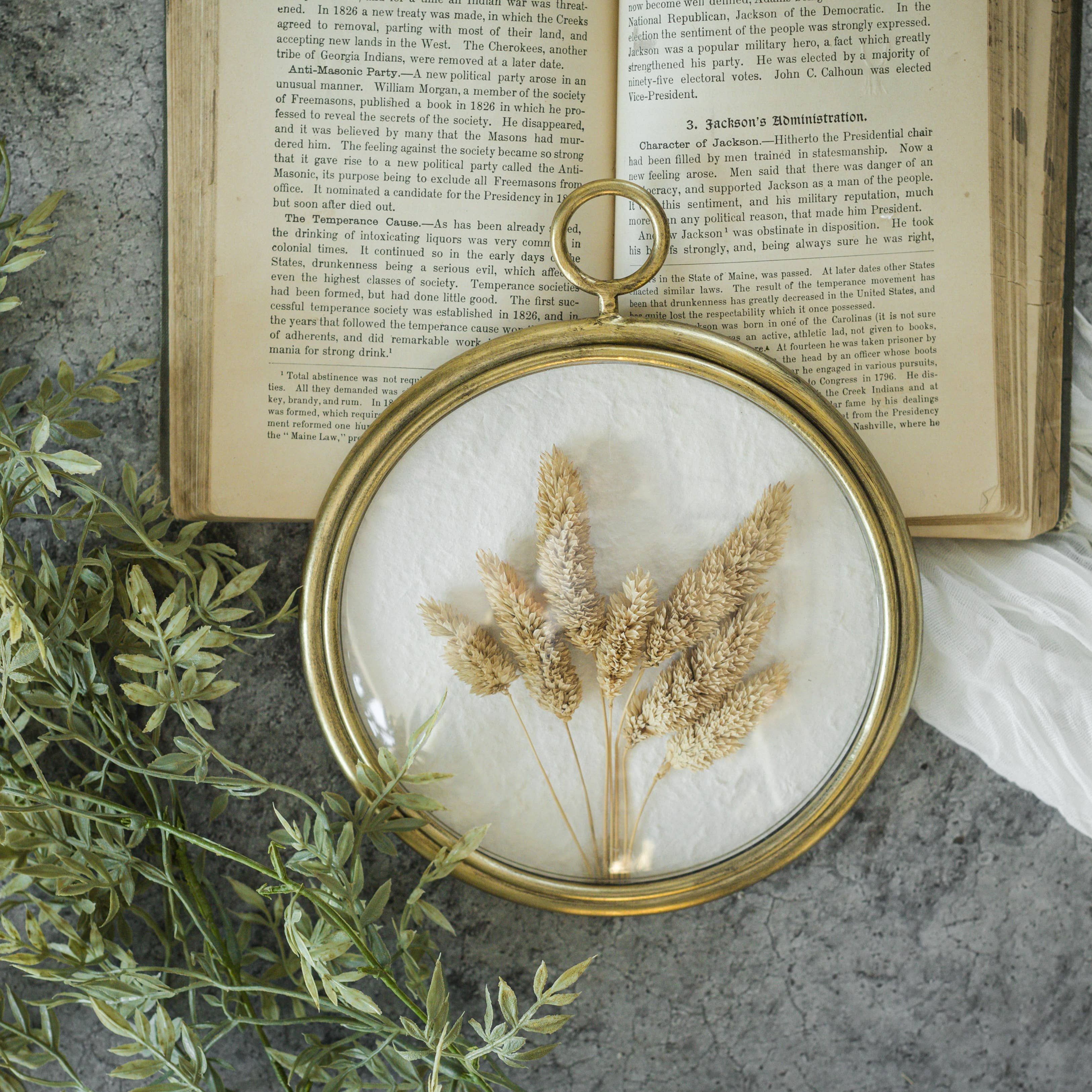 DRIED FLORAL IN ROUND GOLD FRAME