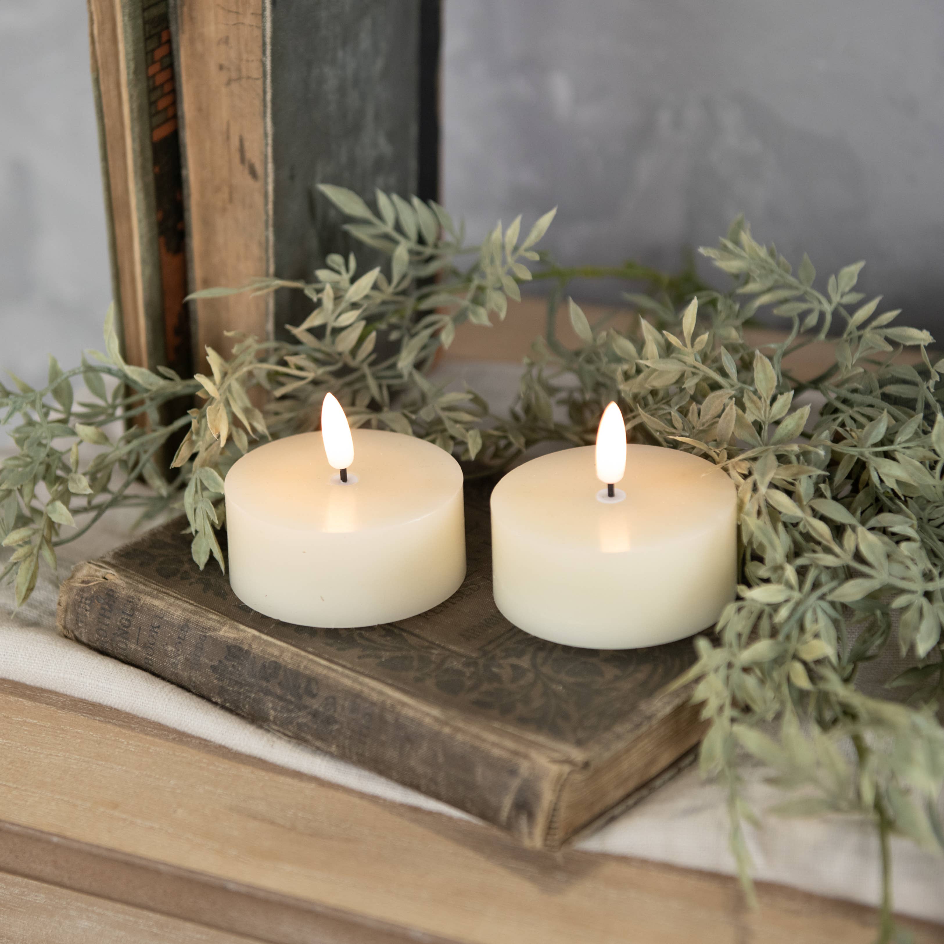SET/ 2 - OVERSIZED 3D FLAME CREAM TEALIGHT CANDLES