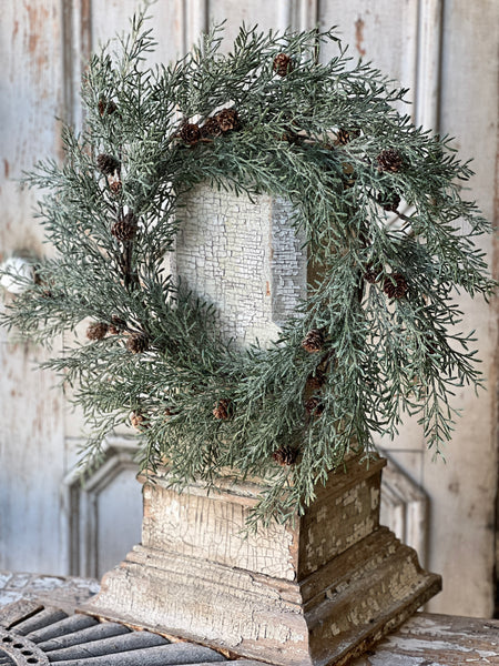 Iced Thimble Cedar Wreath | 22"