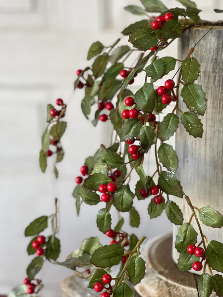 Holly Hanging w/ Berry | 40"